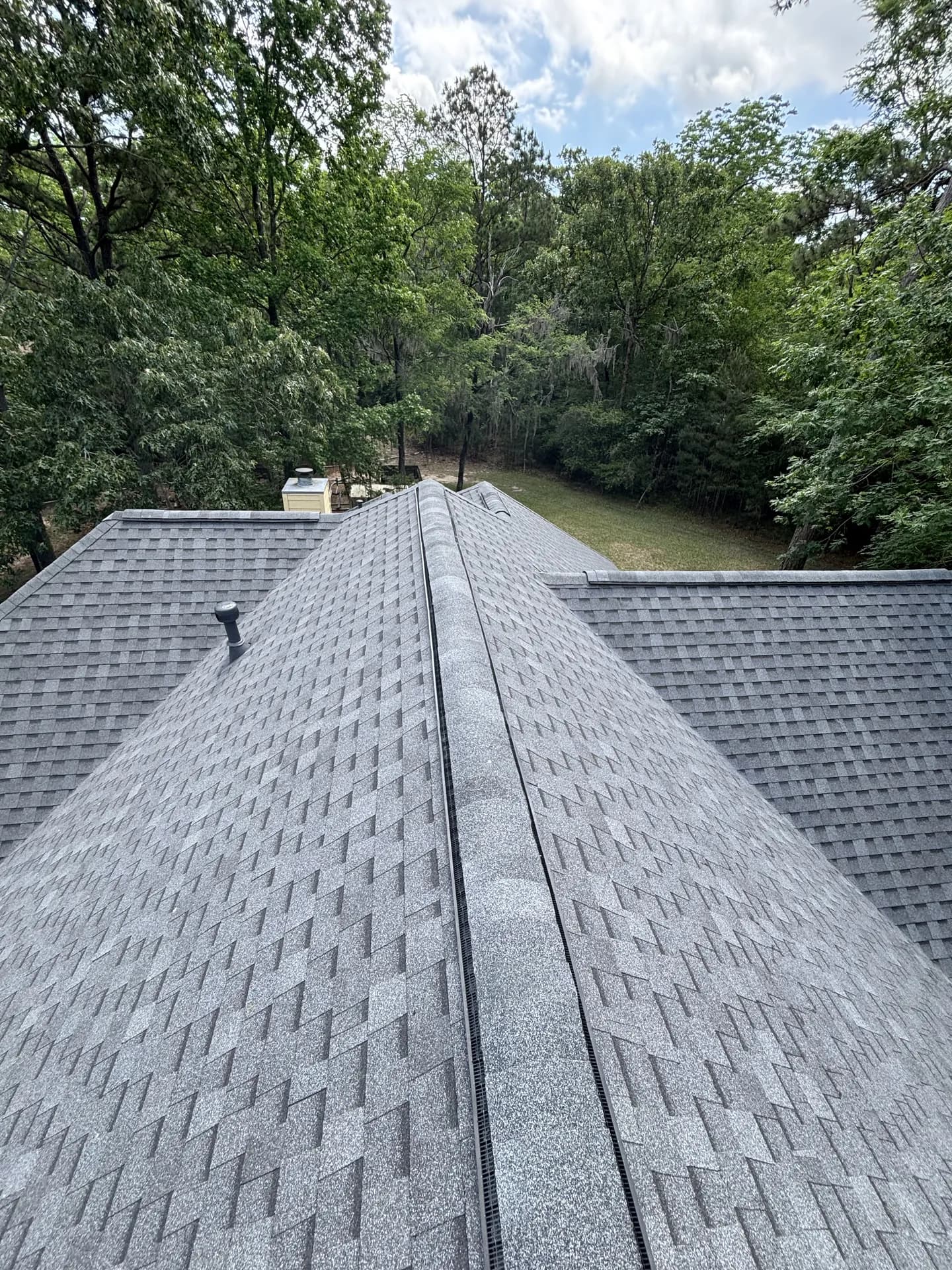 Close-up of a textured, dimensional shingle roofline on a ROYH Build Co installation near The Woodlands, TX